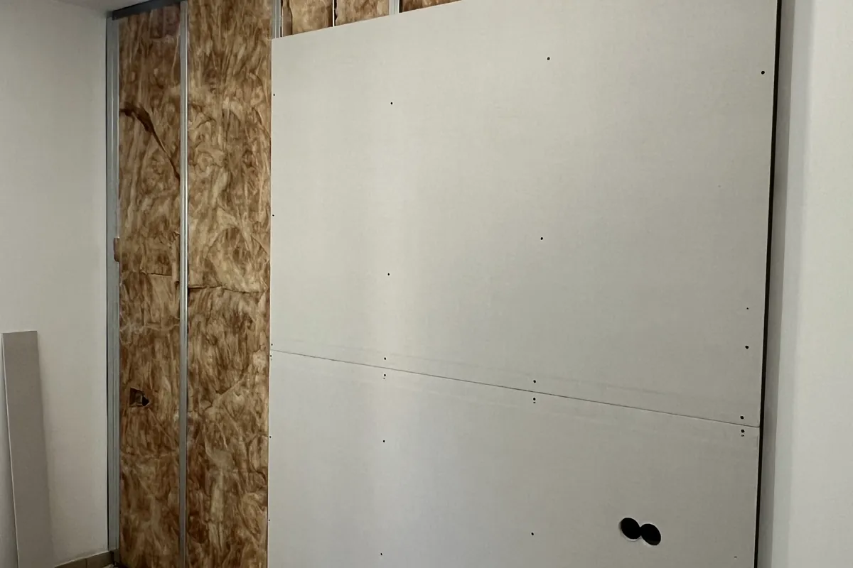 Isolamento dall'interno: struttura metallica, isolante in lana e lastre di cartongesso in posa