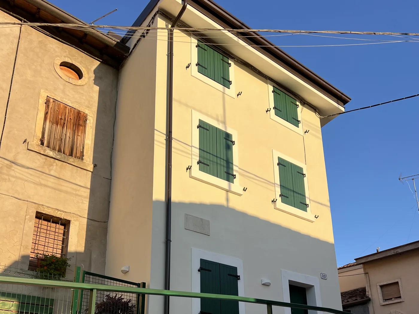 Casa di paese, fronte su strada: dopo l'intervento
