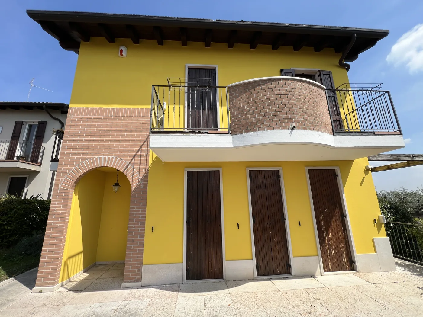 Casa con portico, fronte: dopo l'intervento