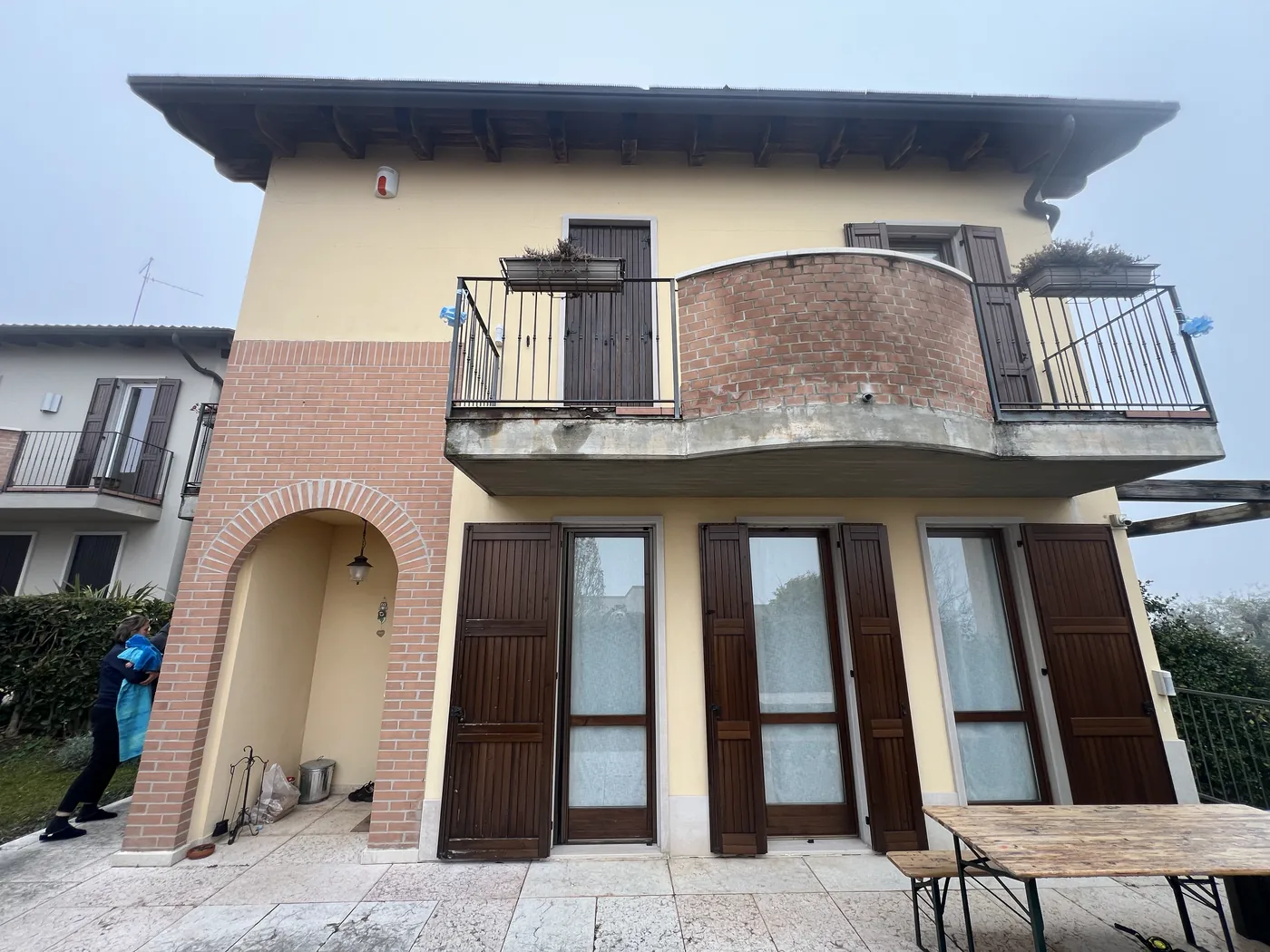 Casa con portico, fronte: prima dell'intervento